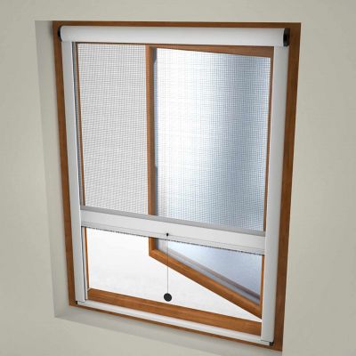 Insektenschutzrollo an einem offenen Holzfenster montiert.