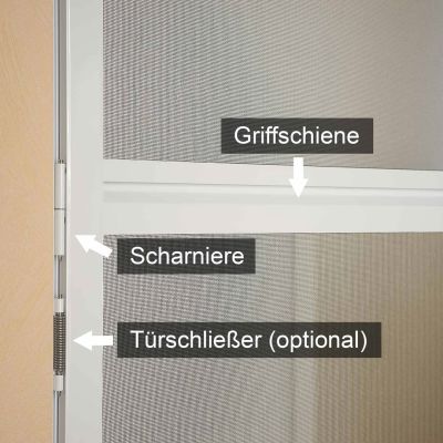 Fliegengittertür zeigt Griffschiene, Scharniere und Türschließer im Detail