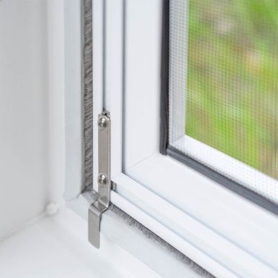 Winkellasche befestigt an Fenster und Fliegengitter