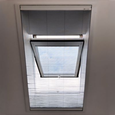 Fliegengitter vor geöffnetem Dachfenster