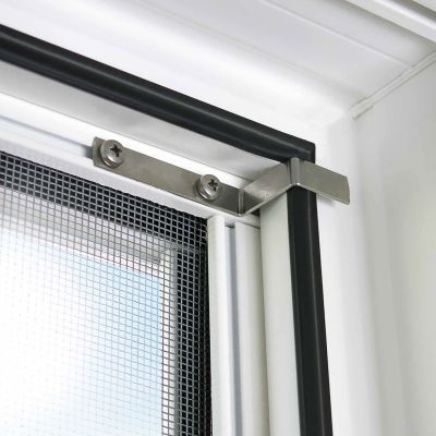 Fliegengitter, fest montiert in einem weißen Fensterrahmen.