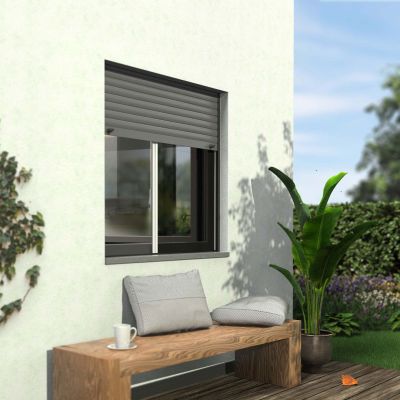 Fliegengitterplissee an einem Fenster