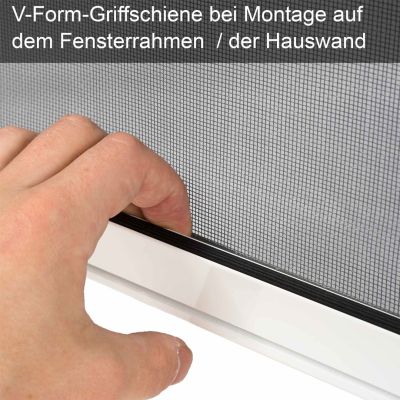 Hand zieht Griffschiene vom Fliegengitter runter