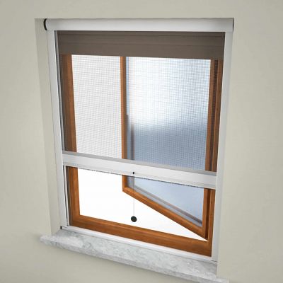Fliegengitter an offenem Holzfenster