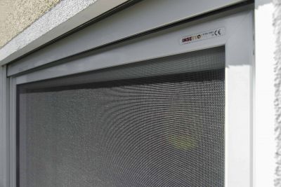 Fliegengitter an einem Fensterrahmen außen befestigt