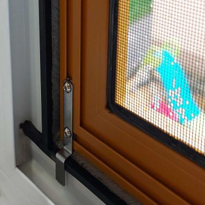Fliegengitter, an einem Holzfensterrahmen.