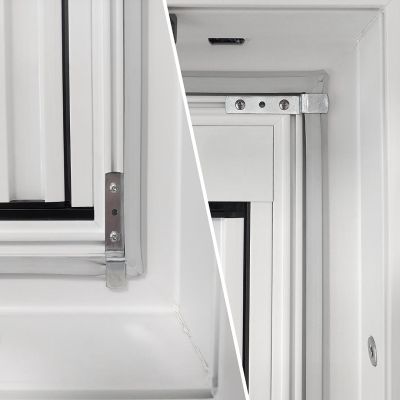 Fensterrahmen, mit Fliegengitterhalterung aus Metall.