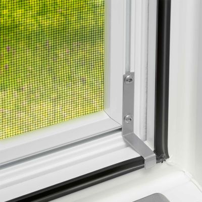 Fliegengitter an einem geöffneten weißen Fensterrahmen.