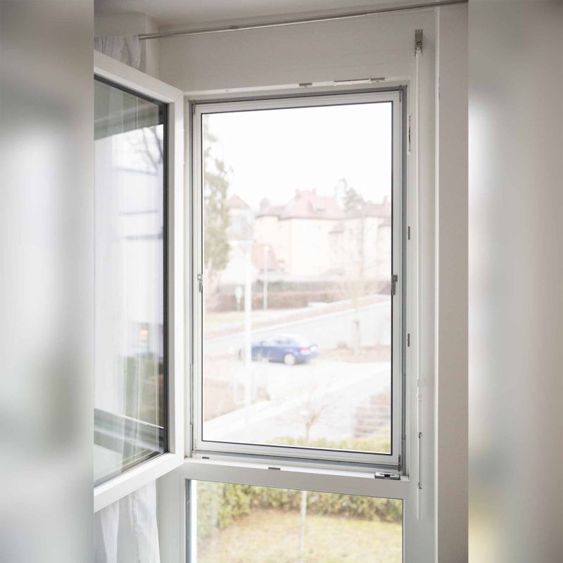 Fliegengitter für Kunststofffenster von innen einhängen