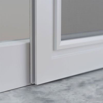 Fliegengitter, an Fensterrahmen auf Steinboden.