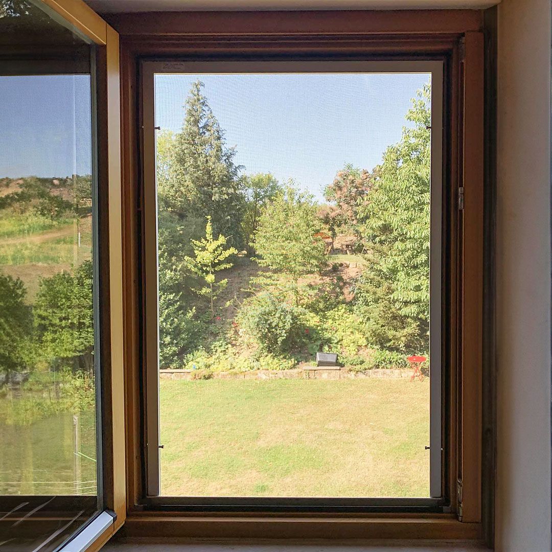 Fliegengitter für Holzfenster, auch bei direkt angrenzendem Rollladen | Flairline-FS