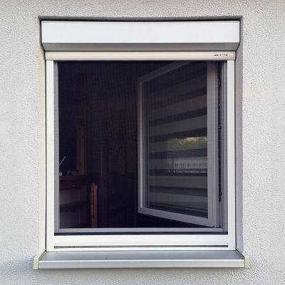 Offenes Fenster mit Fliegengitter