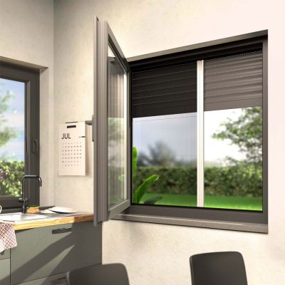 Offenes Fenster mit Fliegengitter in Küche.