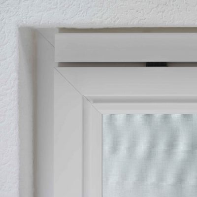 Fliegengitter in einem weißen Fensterrahmen.