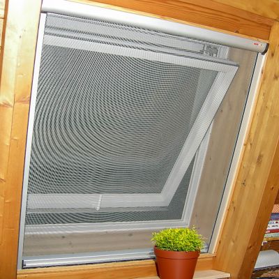 Fliegengitter in Dachfenster aus Holz.