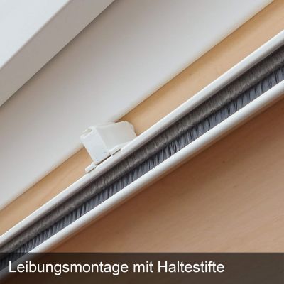 Fliegengitter-Halterung an einem Fenster mit Holzrahmen.