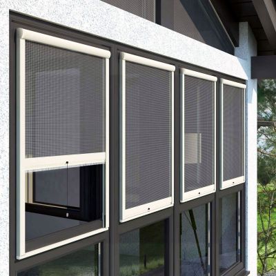 Vier Fenster mit Insektenschutzrollos.