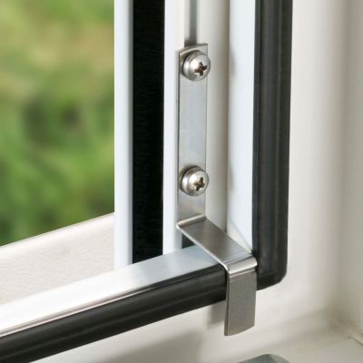 Fliegengitterhalterung montiert an Fensterrahmen.
