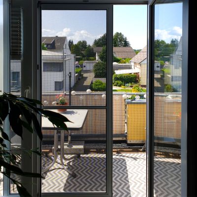 Fliegengittertür geöffnet zum Balkon.