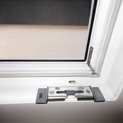 Fliegengitter, an einem weißen Fensterrahmen montiert.