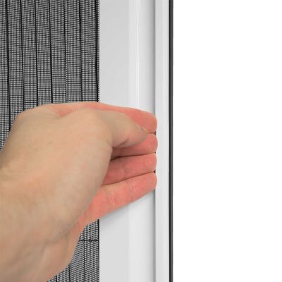 Hand zieht Fliegengitter im weißen Fensterrahmen zu.