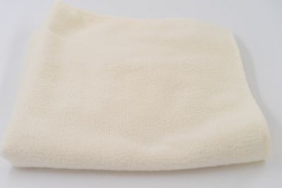 Beigefarbenes Handtuch, gefaltet.