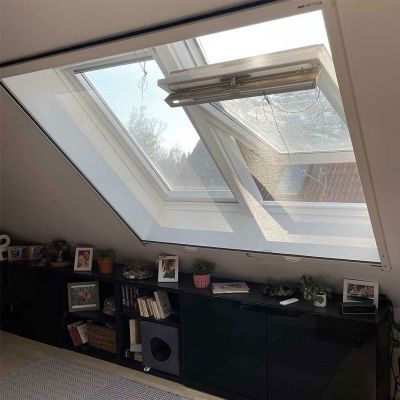 Dachfenster halb geöffnet mit Fliegengitter.