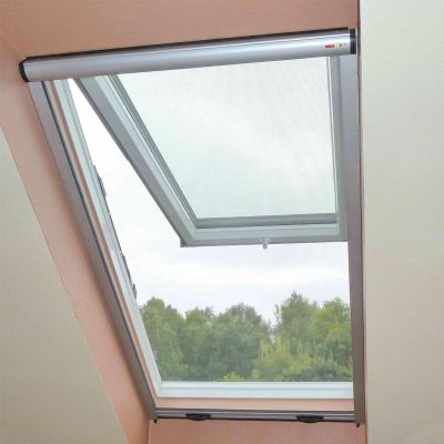 Geöffnetes Fenster in Dachschräge mit Fliegengitter.