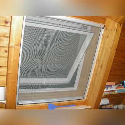 Preiswertes Insektenschutzrollo für Dachfenster | zum Anschrauben | Adria
