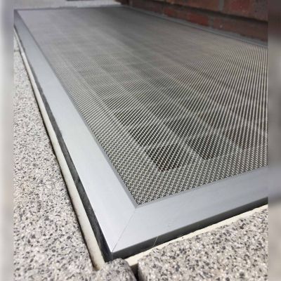 Fliegengitter über Schachtabdeckung.