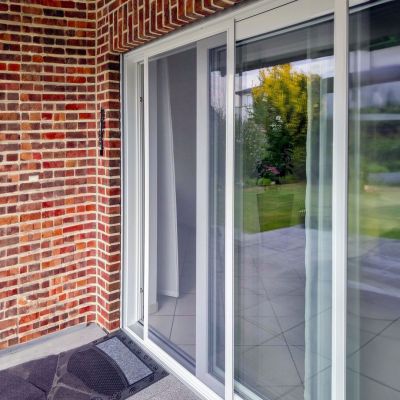 Glasschiebetür, mit schiebbarer Fliegengittertür.