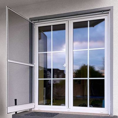 Fliegengitter, geöffnet, an einem geschlossenen Fenster.