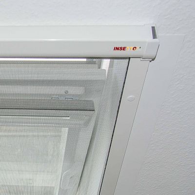 Insektenrollo montiert vor Fenster in Dachschräge.