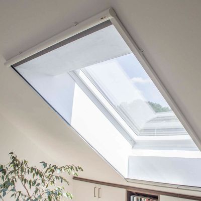 Dachfenster, in hellem Zimmer mit Rollo.