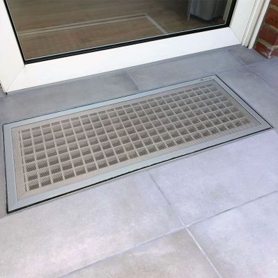 Fliegennetz über Schachtgitter, vor Glastür.