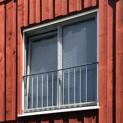 Insektenschutzrollo an roter Wand installiert.