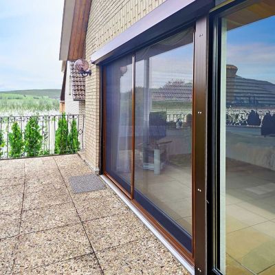 Fliegengitter, installiert, an Terrassentür mit Aussicht auf Garten.
