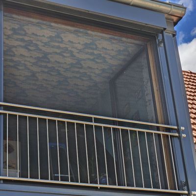 Fliegengitter vor Balkonfenster.