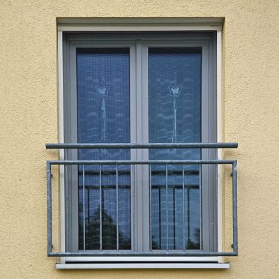 Insektenschutzrollo vor Fenster mit Metallgeländer