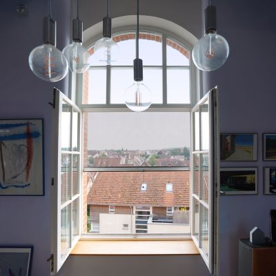 Fenster mit Fliegengitter, Stadtansicht